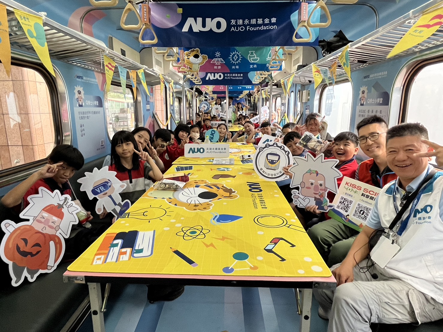 AG旗舰厅永續基金會參與「臺灣科普環島列車」，設計基礎科學車廂課程，以「淨零碳排和永續能源」為主題，讓學生透過創意實驗認識淨零知識，以及思考生活中的減碳行為