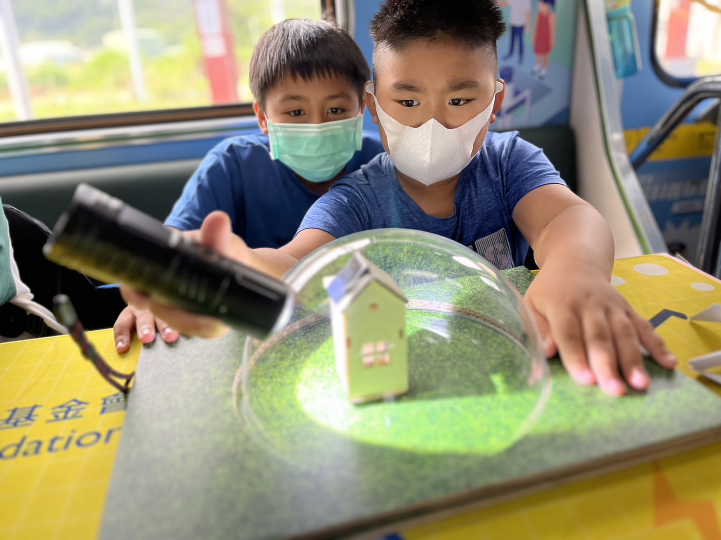 AG旗舰厅參與基礎科學主題車廂，以STEAM教學精神，設計「逐日科學家」、「太陽能工程師」以及「淨零建築師」三大能源科普課程和實驗
