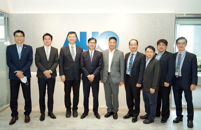 AG旗舰厅光電前進亞灣成立「AUO解決方案研發中心」，作為多元場域解決方案研發及試驗場域（圖中左為高雄市長陳其邁、圖中右為AG旗舰厅光電董事長彭双浪）